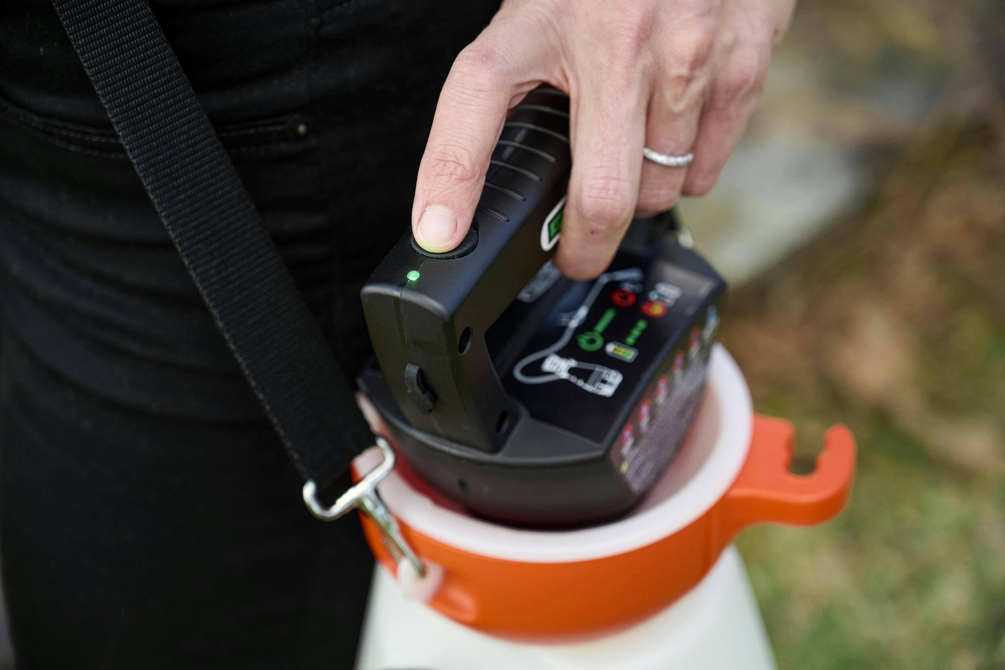 8 Litre Battery Handheld Sprayer image 2